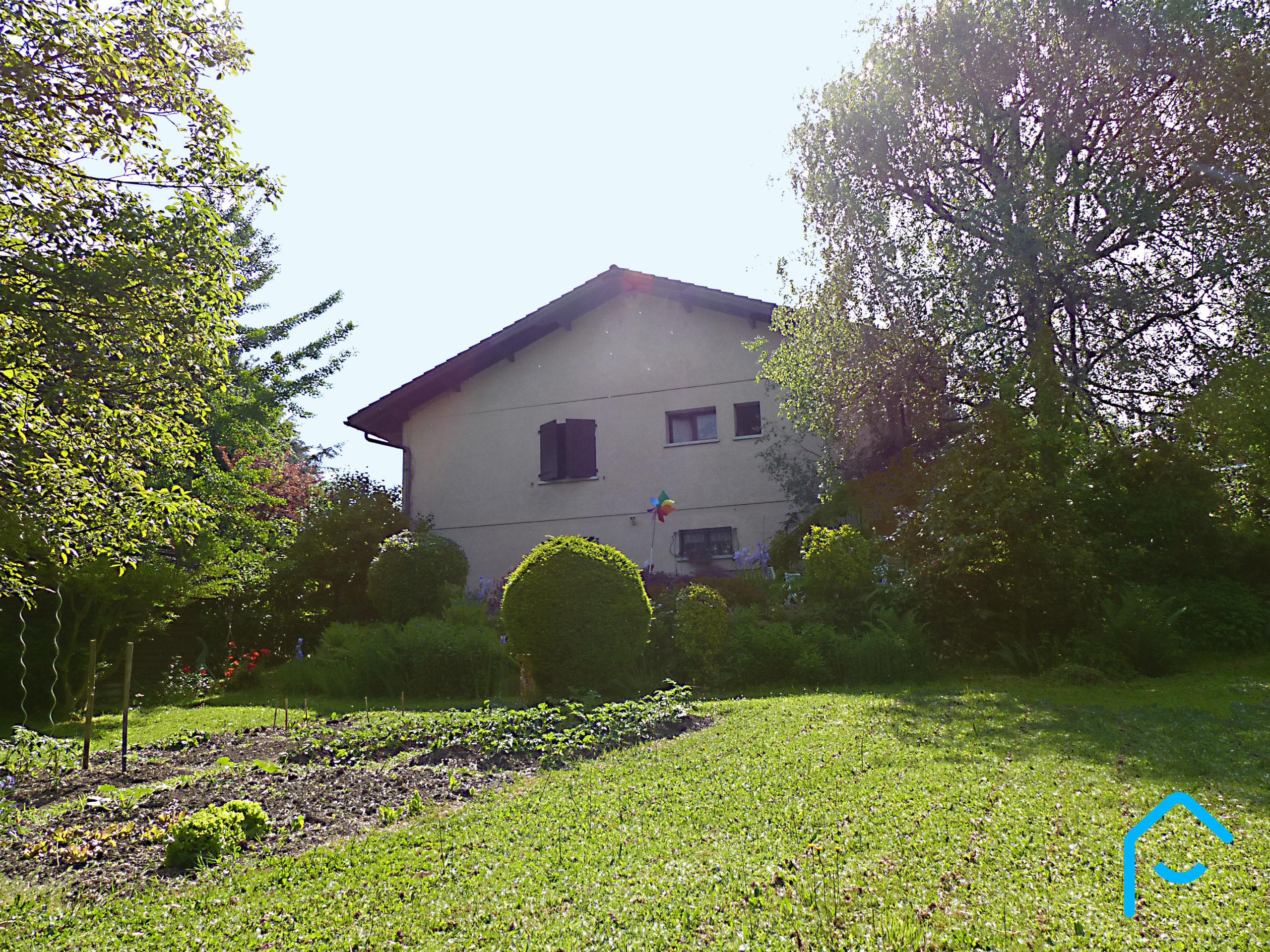 A vendre maison individuelle Jacob Bellecombette Savoie Chambéry terrain piscine jardin vue 2