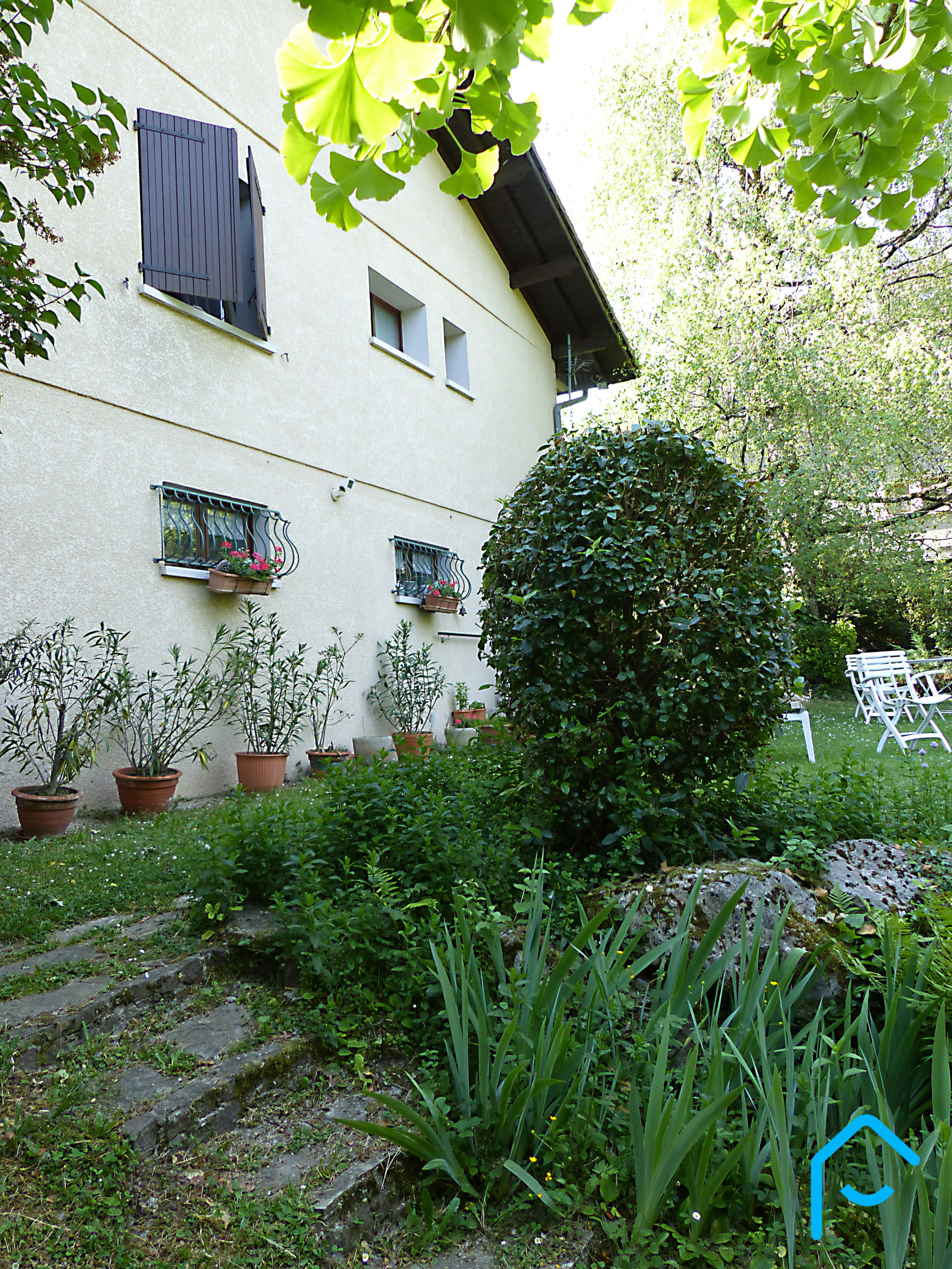 A vendre maison individuelle Jacob Bellecombette Savoie Chambéry terrain piscine jardin vue 7