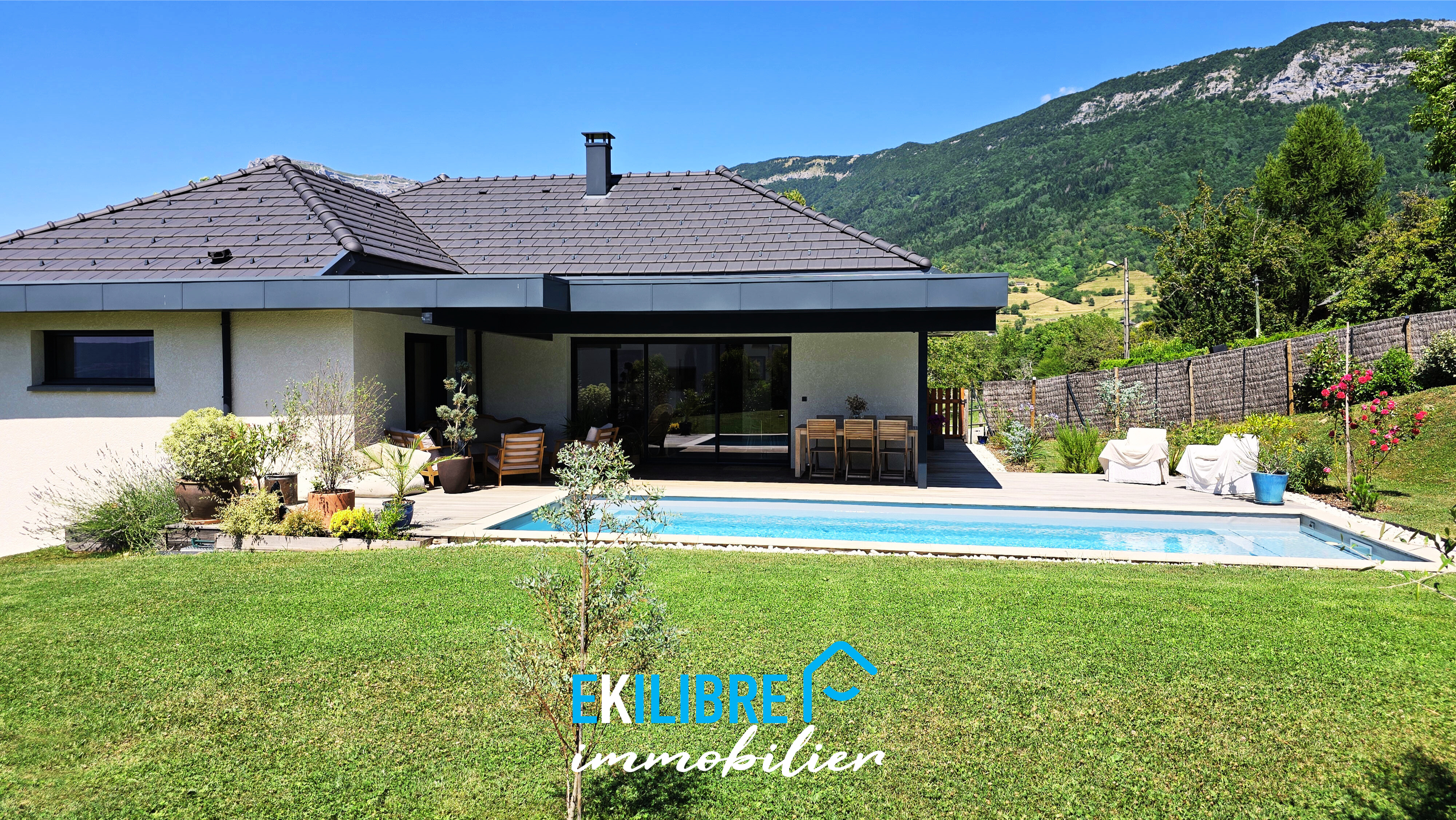 A vendre savoie maison neuve moderne vue montagnes piscine parc vue 1